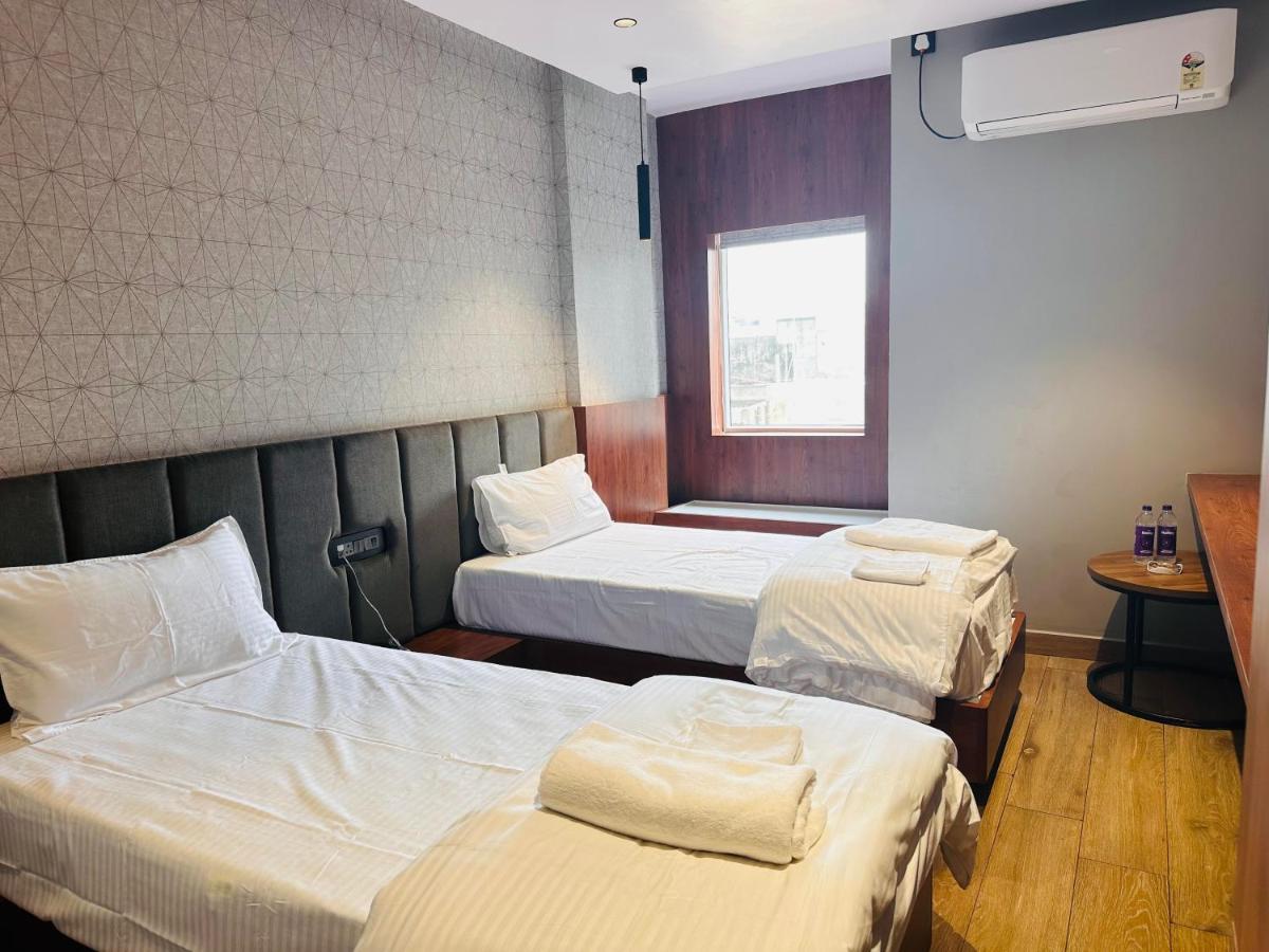 V Hotel Brahmapur Ngoại thất bức ảnh